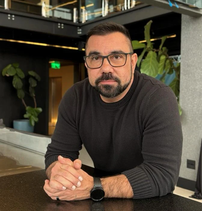 Marcellus Pereira em um ambiente de trabalho