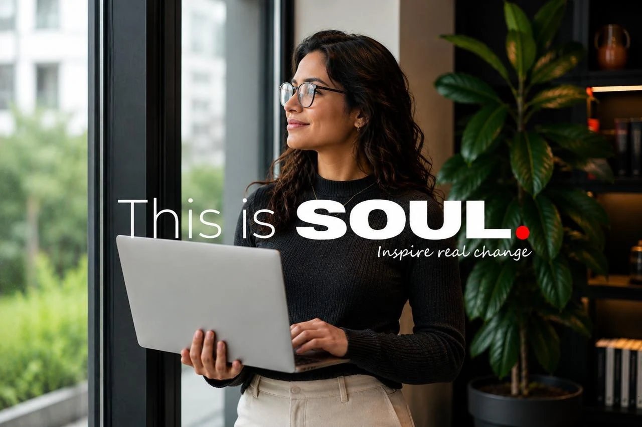 Pessoa com notebook em um ambiente de trabalho